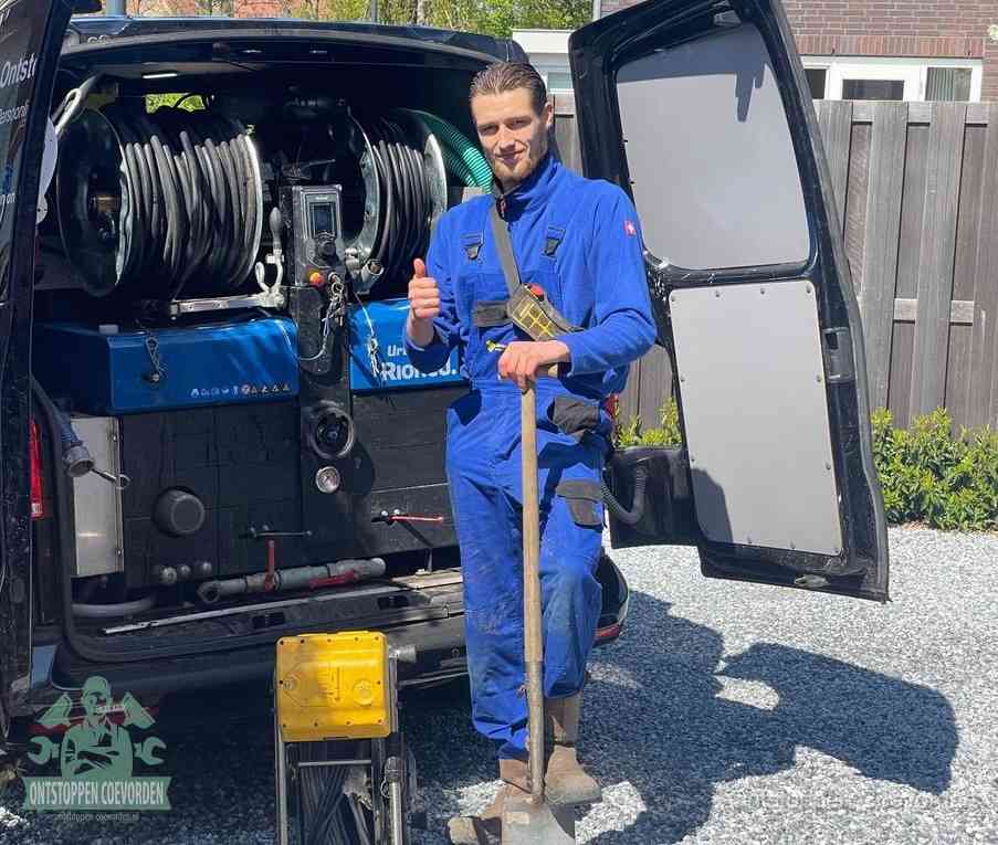 Een tevreden monteur met opgestoken duim naast de bestelbus, slim ingrijpen bespaart kosten bij een verstopte afvoer in Coevorden