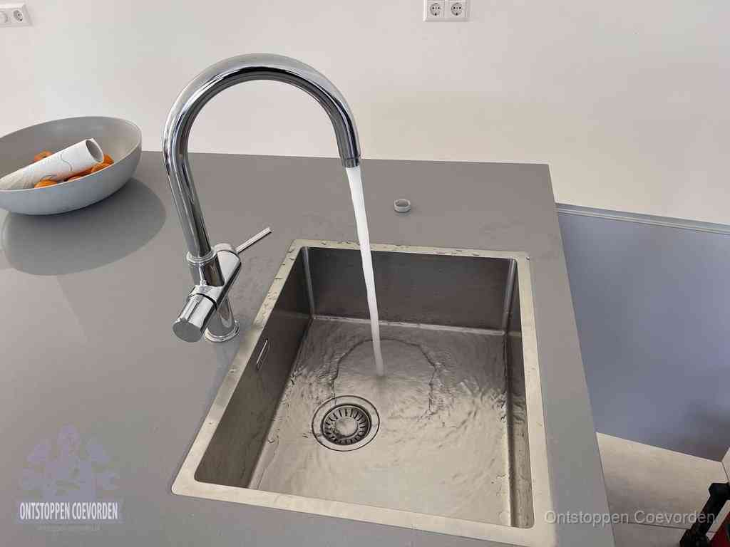 Een vrij doorstromende rvs spoelbak waar het water moeiteloos wegloopt, het resultaat van slim onderhoud dat geld bespaart in Coevorden