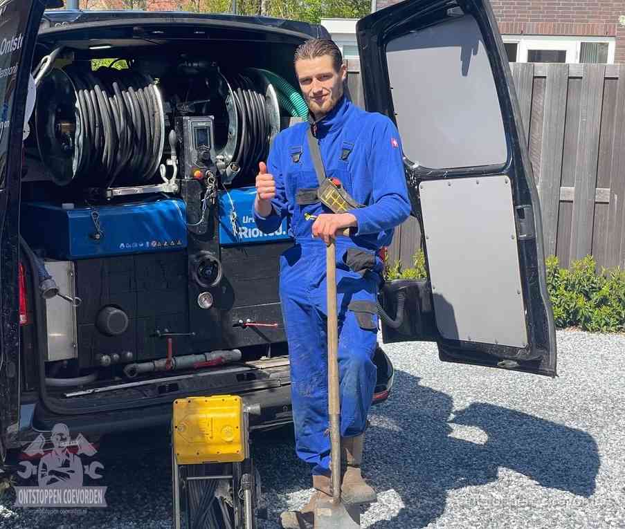 Een tevreden monteur met opgestoken duim na een geslaagde klus, slim ingrijpen bespaart kosten bij een verstopte wc in Coevorden