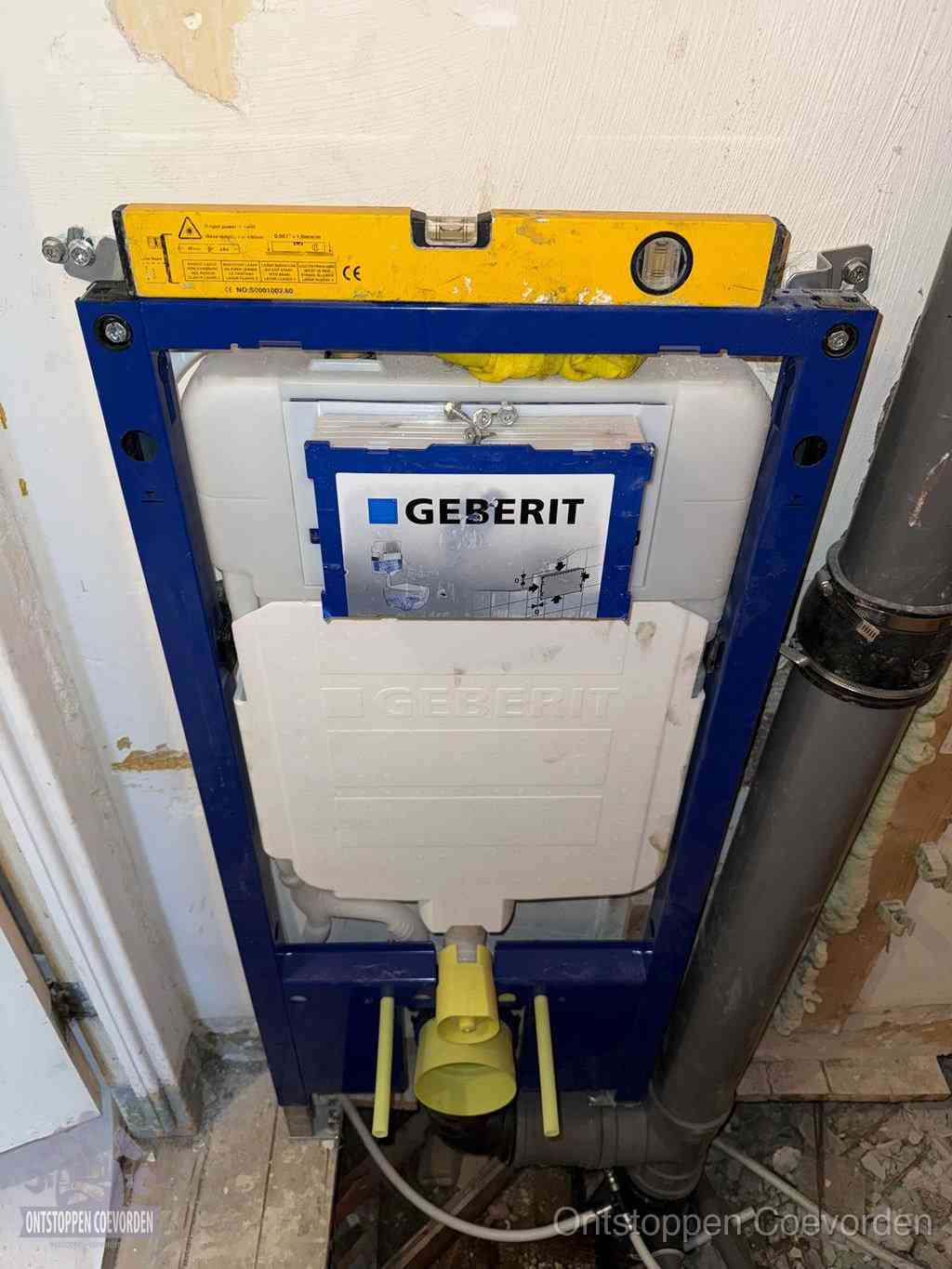 Een Geberit inbouwreservoir met frame voor een hangtoilet tegen de wand, met de afvoerbocht naar de vloer, kenmerkend voor een verstopt hangtoilet in Coevorden