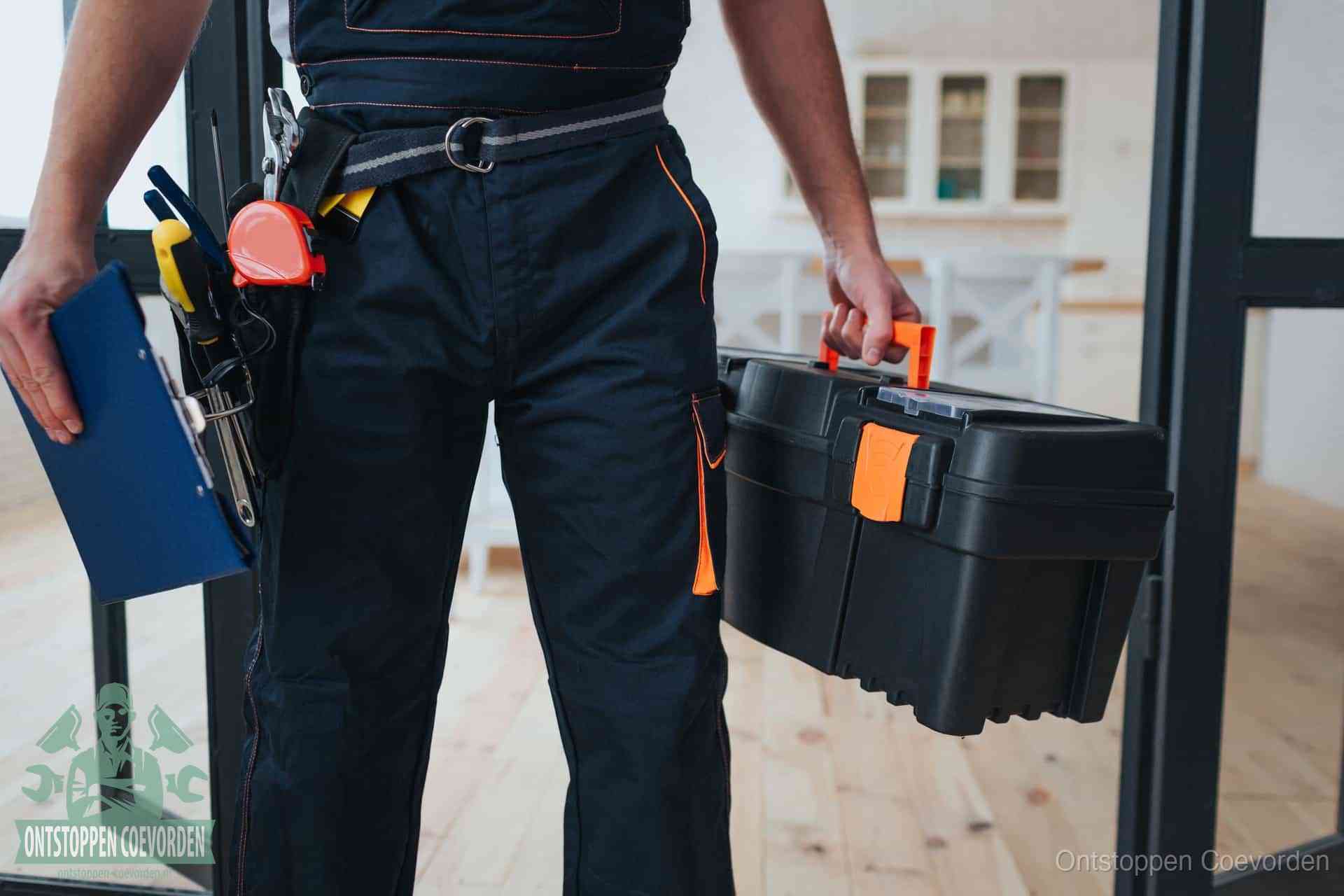 Een monteur met gereedschapsriem en klembord, klaar om een transparante prijs voor het afvoer ontstoppen in Coevorden te geven
