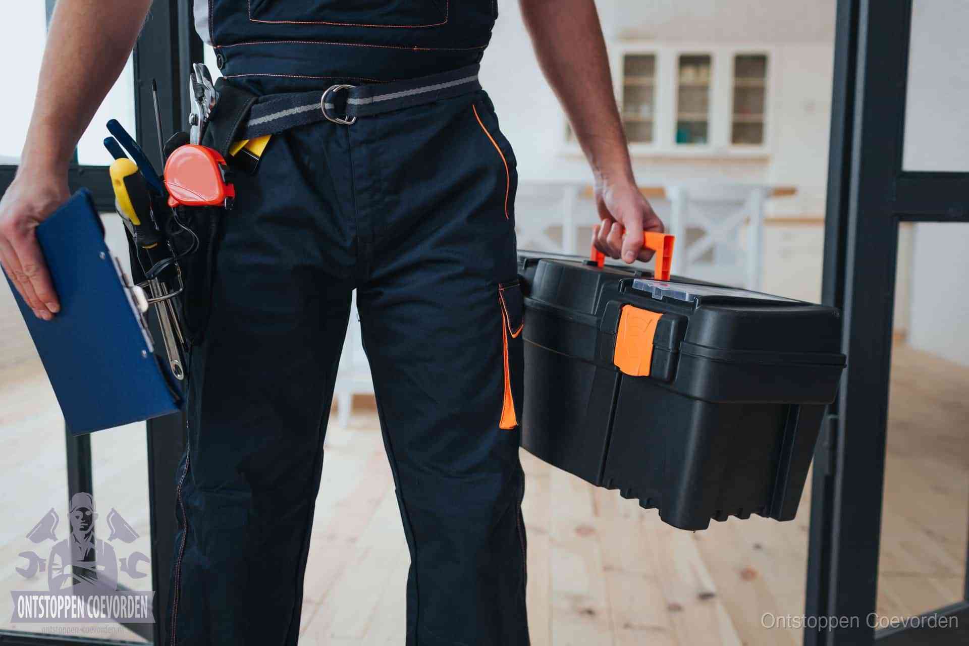 Een monteur met gereedschapsriem en klembord, klaar om een transparante prijs voor het wc ontstoppen in Coevorden te geven