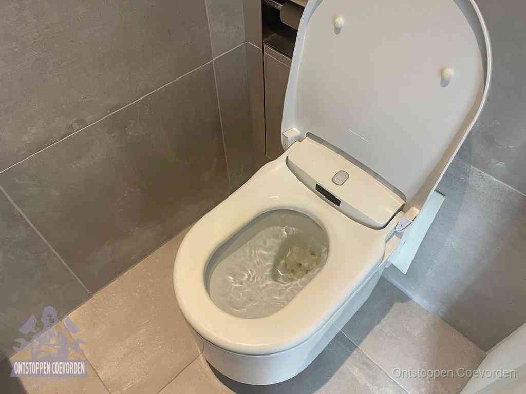 Een toiletpot vol troebel water met drijvend papier en restanten, de meest voorkomende oorzaak van een verstopte wc in Coevorden