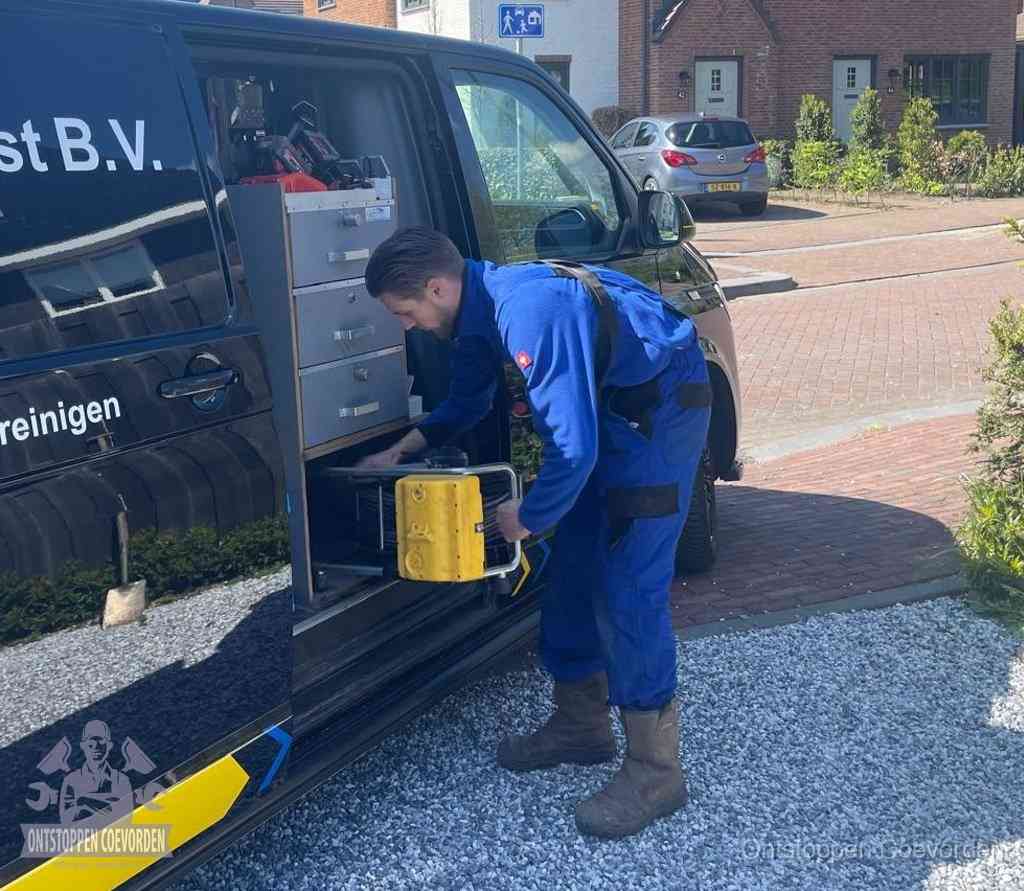 Een monteur pakt apparatuur uit de bedrijfsbus voor service aan huis, het moment om een professional in te schakelen voor een verstopte wc in Coevorden