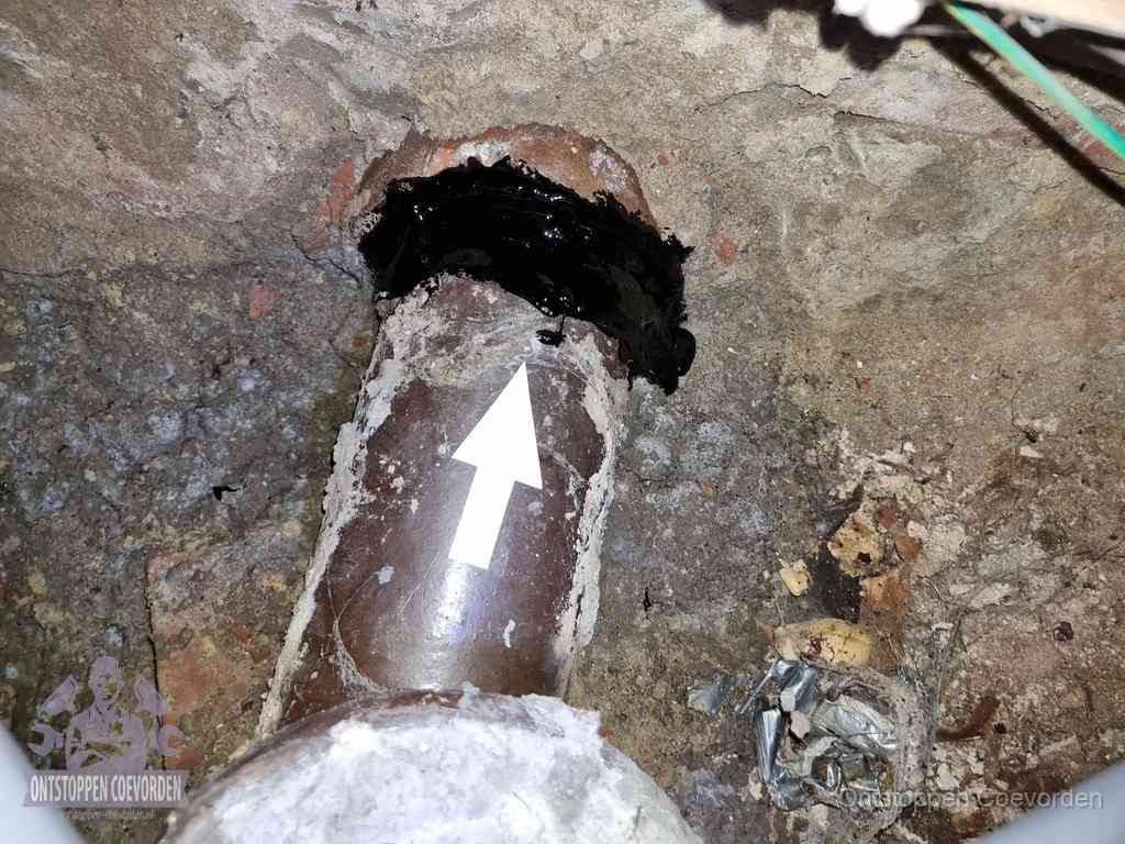 Een oude gres rioolbuis met een beschadigde koppeling onder de vloer, oorzaak van terugkerende structurele wc-problemen in Coevorden