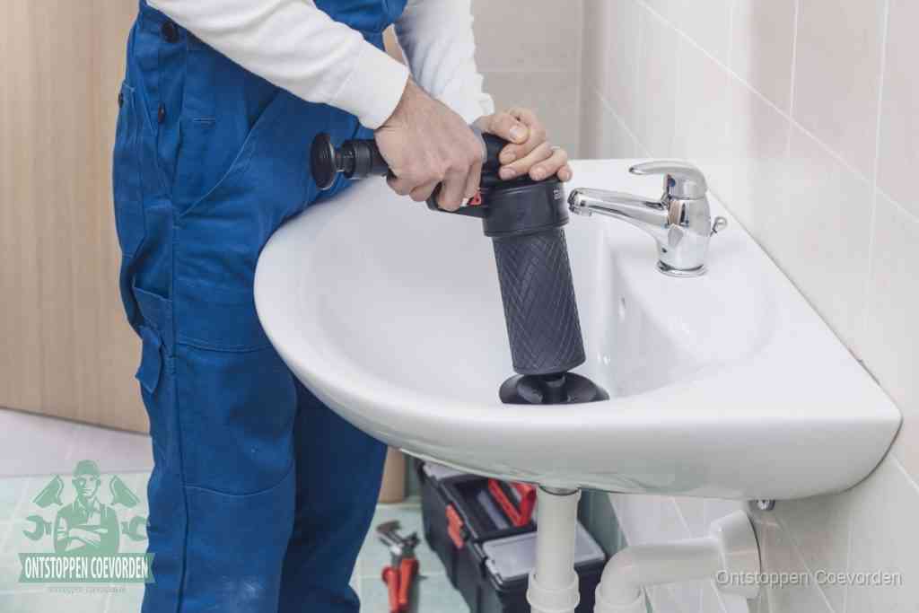 Een te ruwe doe-het-zelf poging met een hand-pomp op de afvoer van een badkamer-wastafel, een van de veelgemaakte fouten bij afvoer ontstoppen in Coevorden