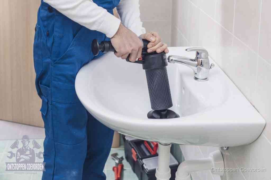 Een te ruwe doe-het-zelf poging met een handmatige perslucht-ontstopper op een sanitair-afvoer, een van de veelgemaakte fouten bij wc ontstoppen in Coevorden
