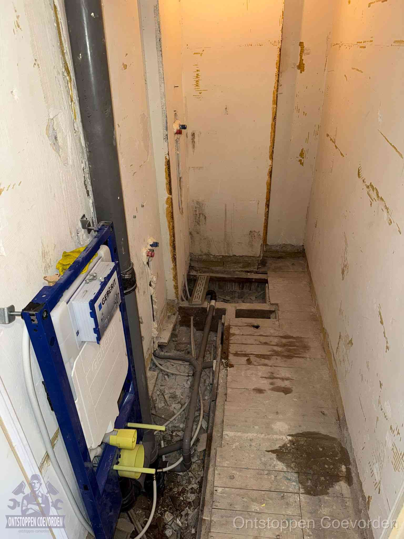Een opgebroken toiletruimte tijdens renovatie met een Geberit inbouwreservoir en blootliggende oude afvoerleidingen, typisch voor oudere woningen in Coevorden